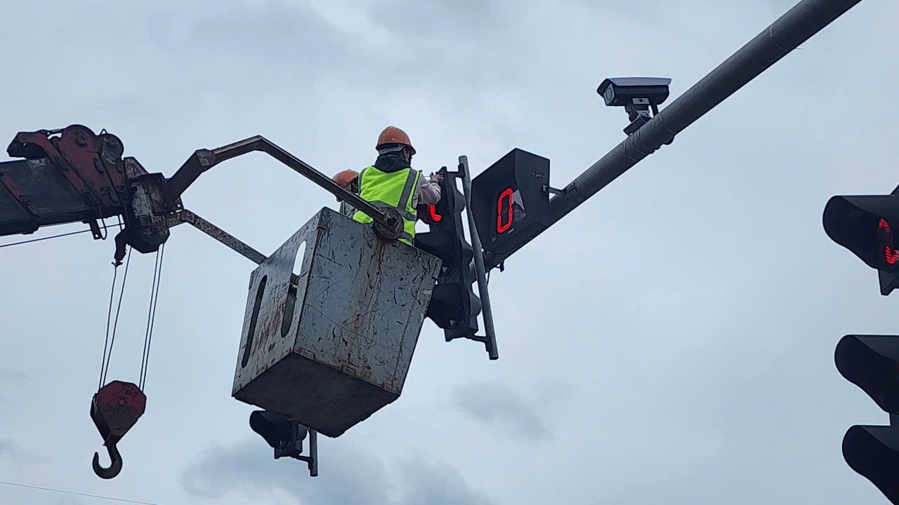 Lực lượng chức năng lắp đặt hệ thống camera AI