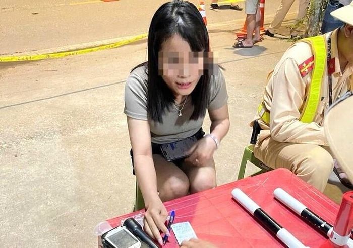 Nữ tài xế vi phạm nồng độ cồn mức 0,738 mg/lít khí thở. Ảnh: CACC.