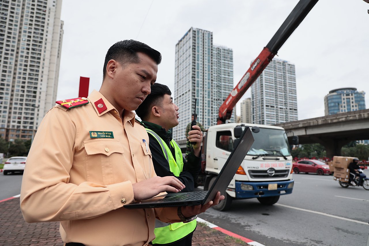 Cán bộ Phòng CSGT Hà Nội kiểm tra hoạt động của hệ thống camera AI