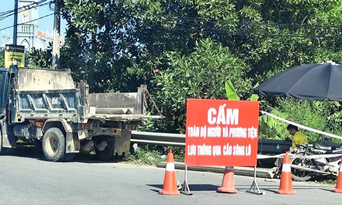  Lực lượng chức năng căng biển cấm lưu thông qua cầu sông Lô (xã Đoan Hùng). 