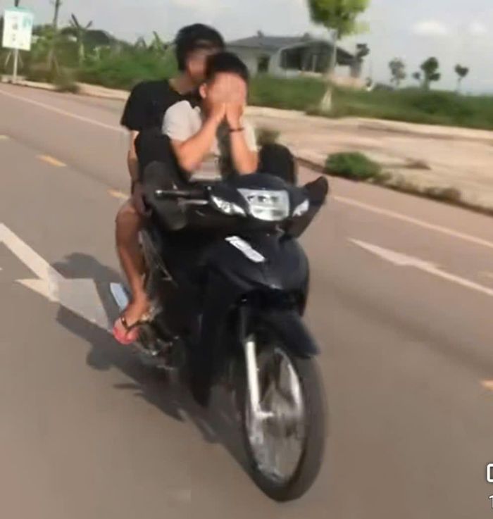 Hình ảnh cháu Nguyễn Minh Th dùng chân điều khiển xe mô tô lan truyền trên mạng xã hội.