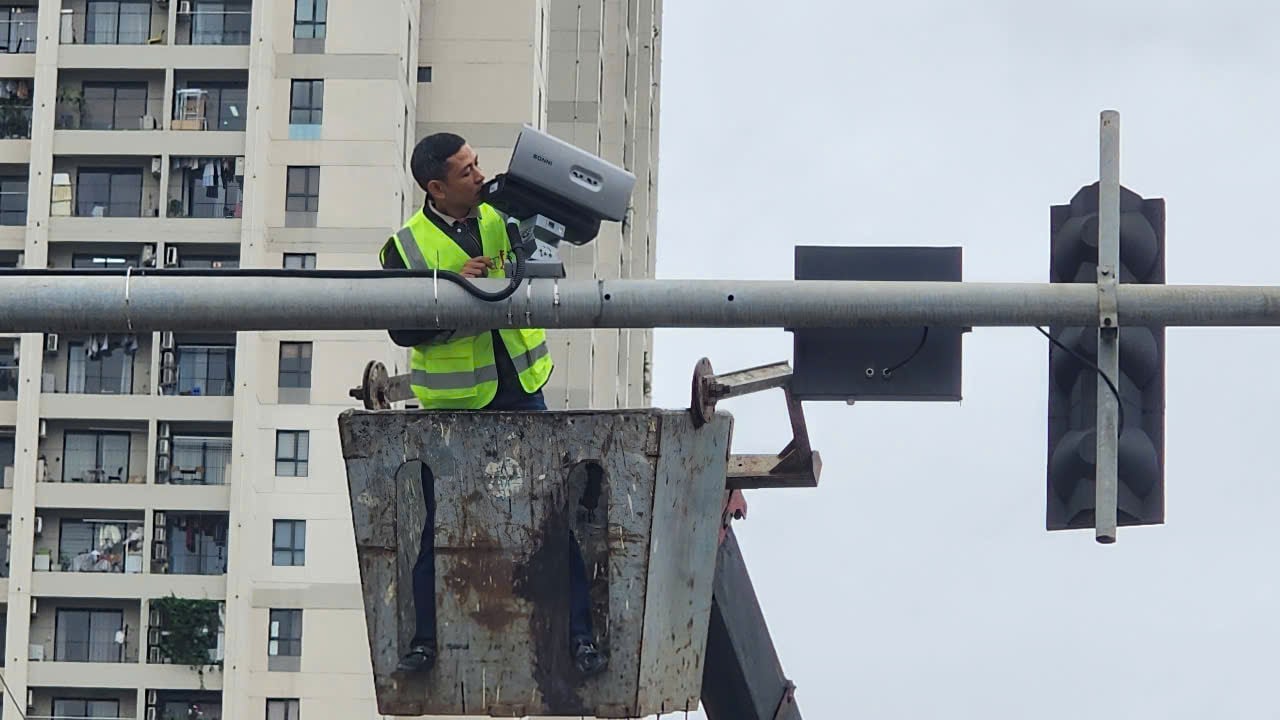Camera AI có khả năng quay quét 360 độ, nhận diện biển số và hành vi vi phạm giao thông trong mọi điều kiện thời tiết.