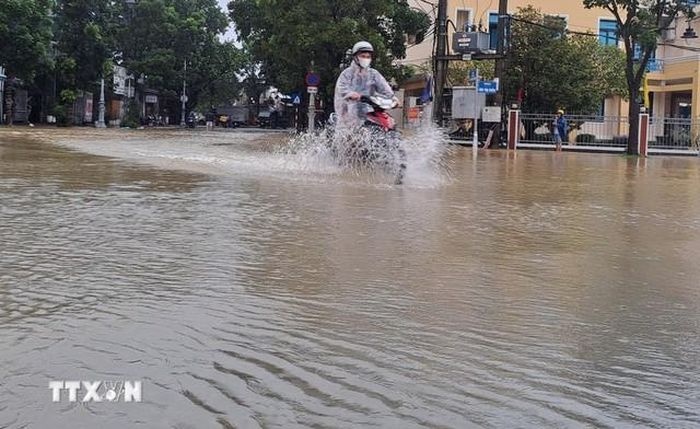 Đường phố ở TP Huế ngập sâu trong sáng 28/10. Ảnh: Nguyên Lý