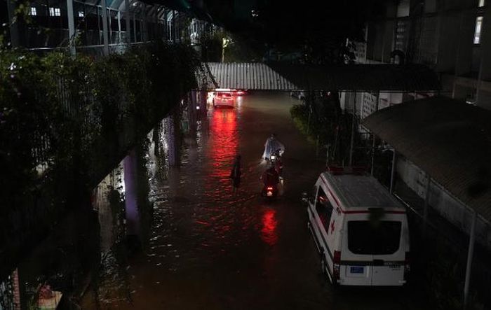 Lũ lớn tràn vào gây ngập toàn bộ khuôn viên Bệnh viện Trung ương Huế. Ảnh: Hoàng Dũng