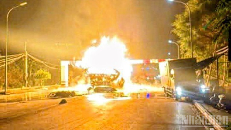 Hiện trường xe bồn bốc cháy dữ dội. (Ảnh người dân cung cấp).