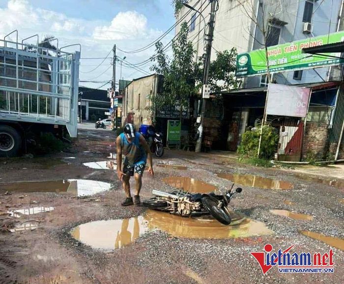 Nhiều ‘ổ voi, ổ gà’ trên đường, trời nắng bụi bặm, trời mưa trơn trượt, đọng thành những ao nước. Ảnh: XĐ