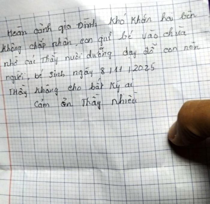 Bức thư để lại nhờ nuôi dưỡng bé đầy xót xa. Ảnh: CTV
