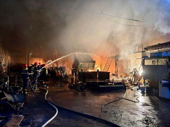 Ngọn lửa bùng phát tại gara sửa xe.