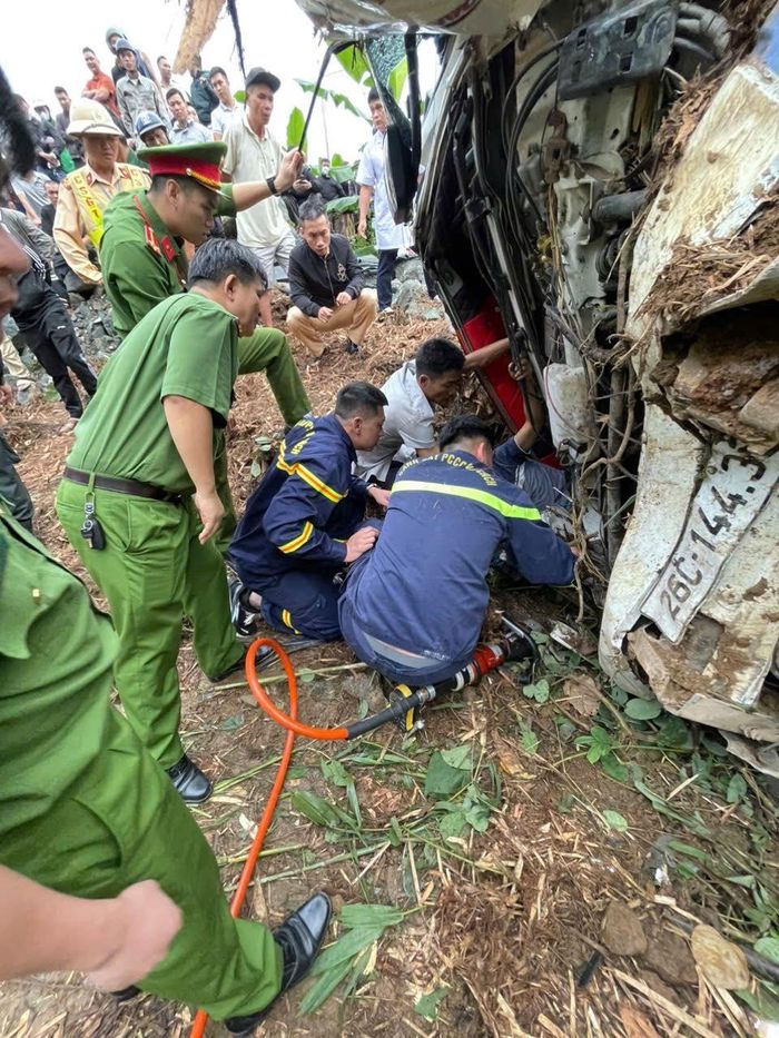 Lực lượng chức năng cứu người mắc kẹt trong xe tải gặp nạn trên Quốc lộ 6 đoạn qua dốc Cun. Ảnh: Công an Phú Thọ