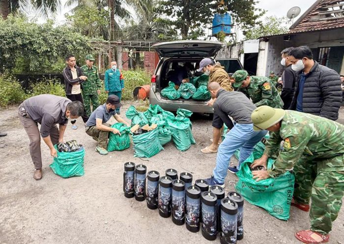Phương tiện vận chuyển cùng tang vật bị bắt giữ.