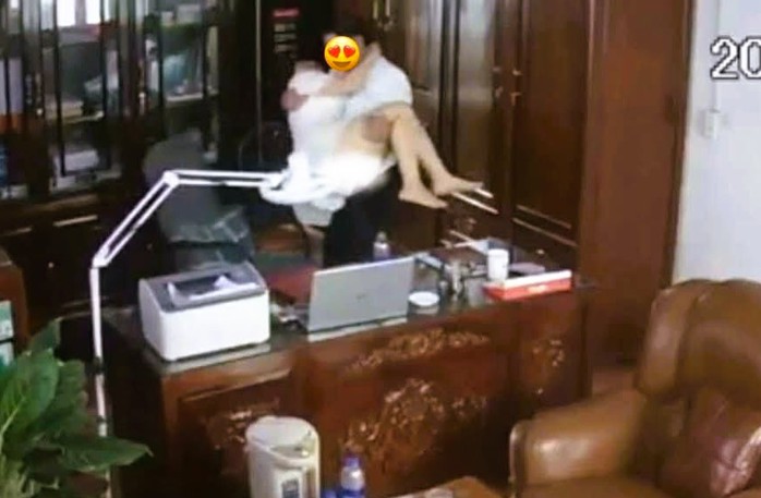 Vụ người đàn ông "thân mật" với nhiều phụ nữ ở Trường THPT: Công an vào cuộc - Ảnh 2.