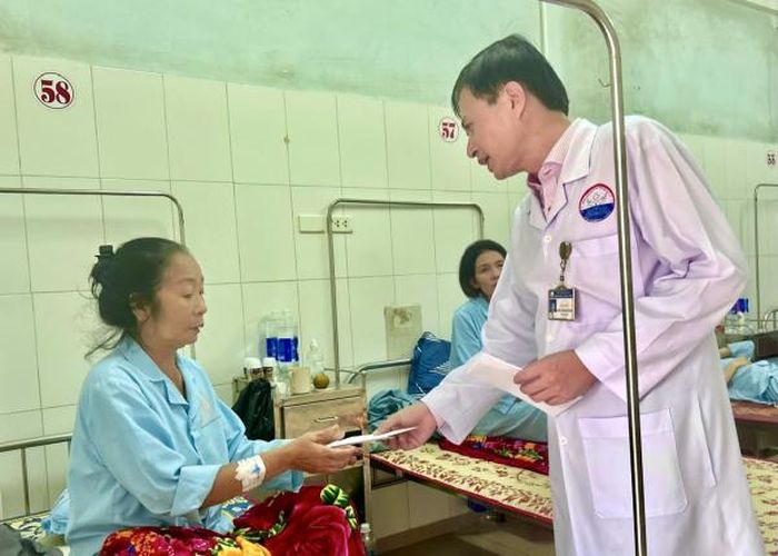 Lãnh đạo Bệnh viện Đa khoa Quảng Trị thăm hỏi, động viên, hỗ trợ tiền cho người bệnh bị nhiễm khuẩn hiếm gặp. 
