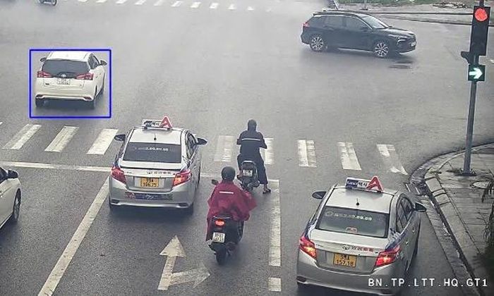 Ô tô vượt đèn đỏ tại ngã tư Lý Thái Tổ - Huyền Quang.