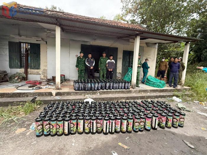 Các đối tượng cùng hơn 637 bình khí cười bị BĐBP tỉnh Quảng Ninh bắt giữ (Ảnh: QMG).