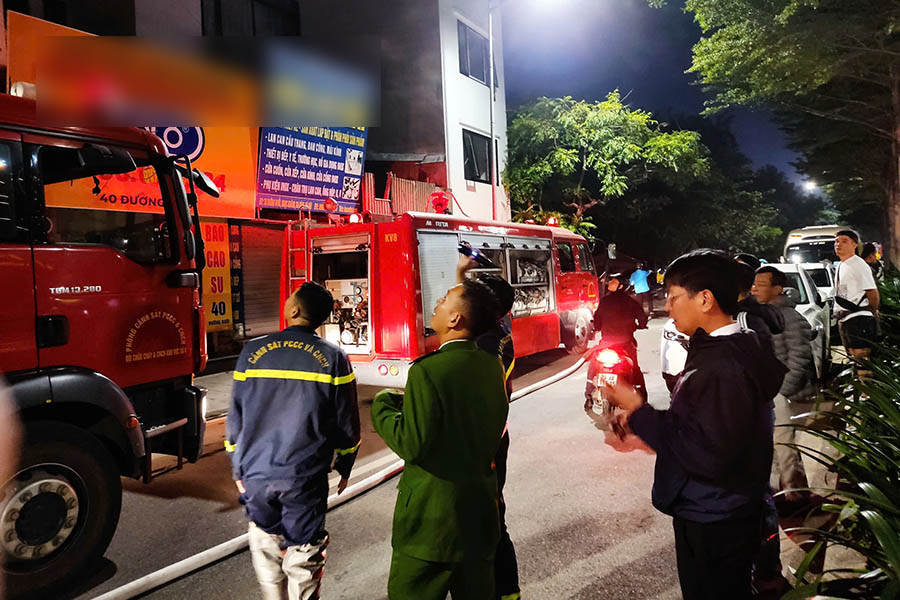 Lực lượng chức năng nhanh chóng có mặt tại hiện trường. Ảnh: Thành Tiến