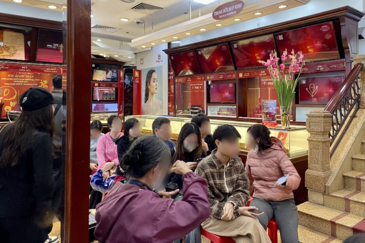 Từng người vào cửa hàng ngồi chờ tới lượt giao dịch. Ảnh: Hạ Linh