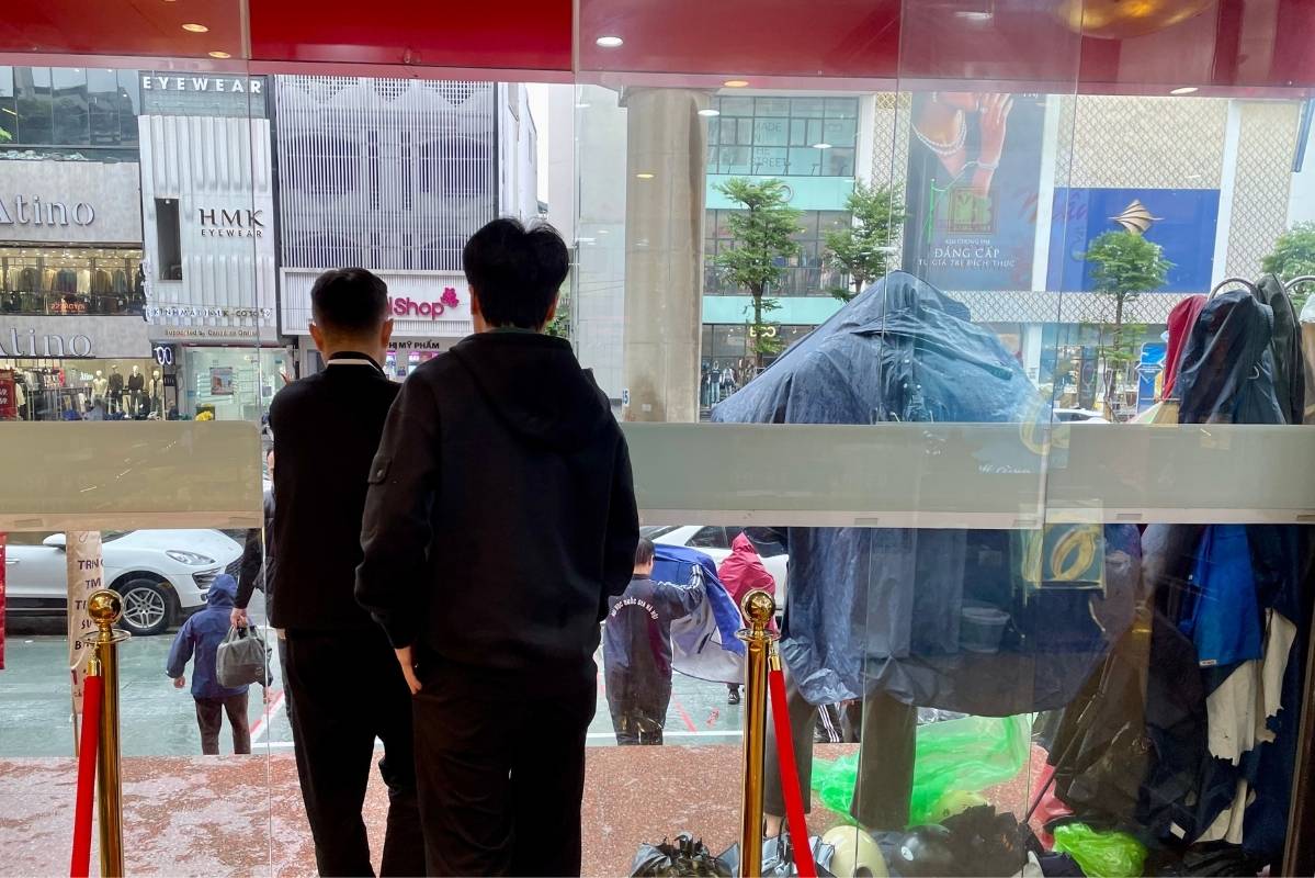 Một số người quay ra về vì nghe thông tin 5-6 ngày sau mới được mua vào với 2 chỉ vàng. Ảnh: Hạ Linh 