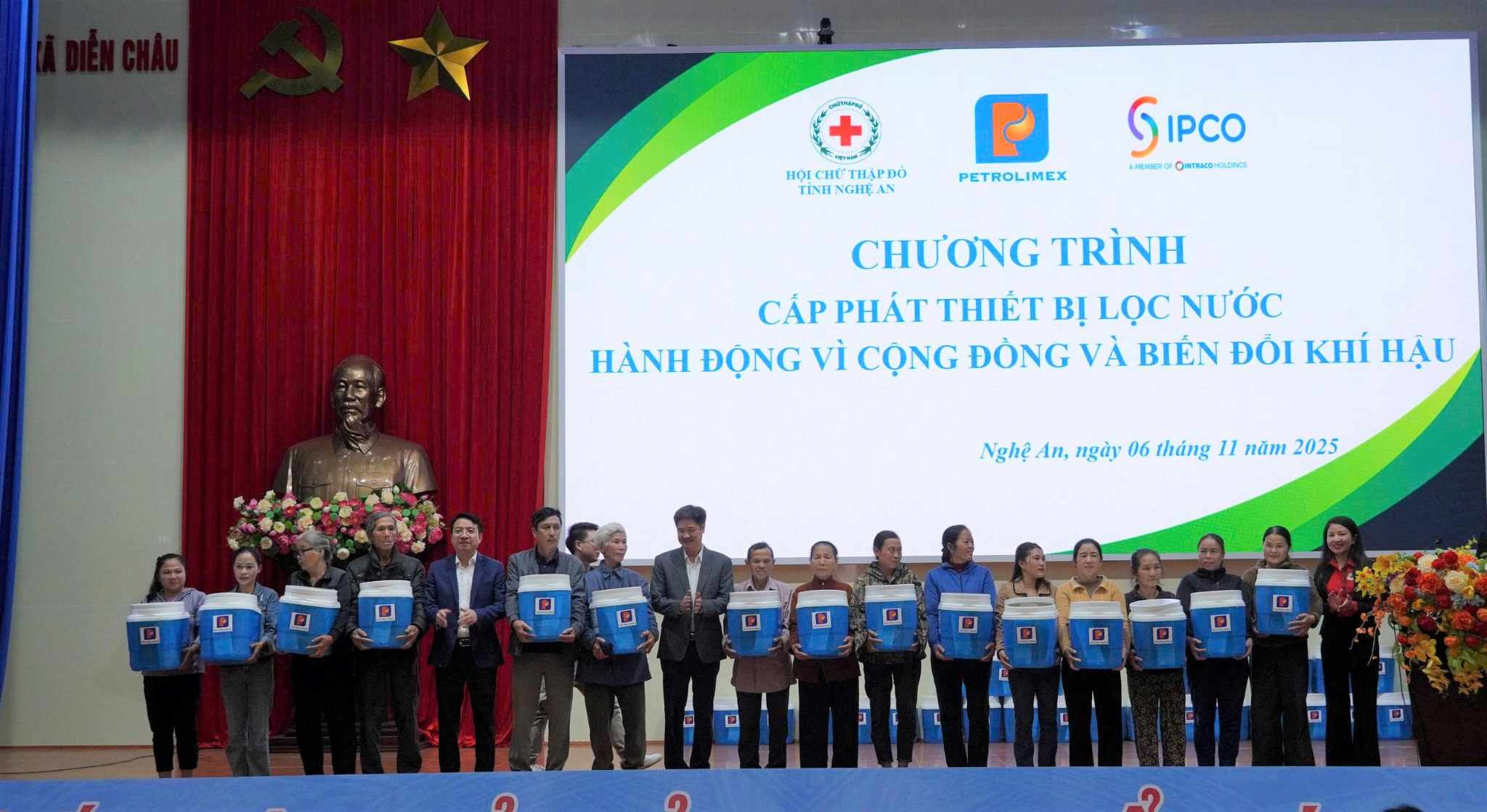 Trao tặng hơn 600 thiết bị lọc nước cho người dân vùng khó Nghệ An