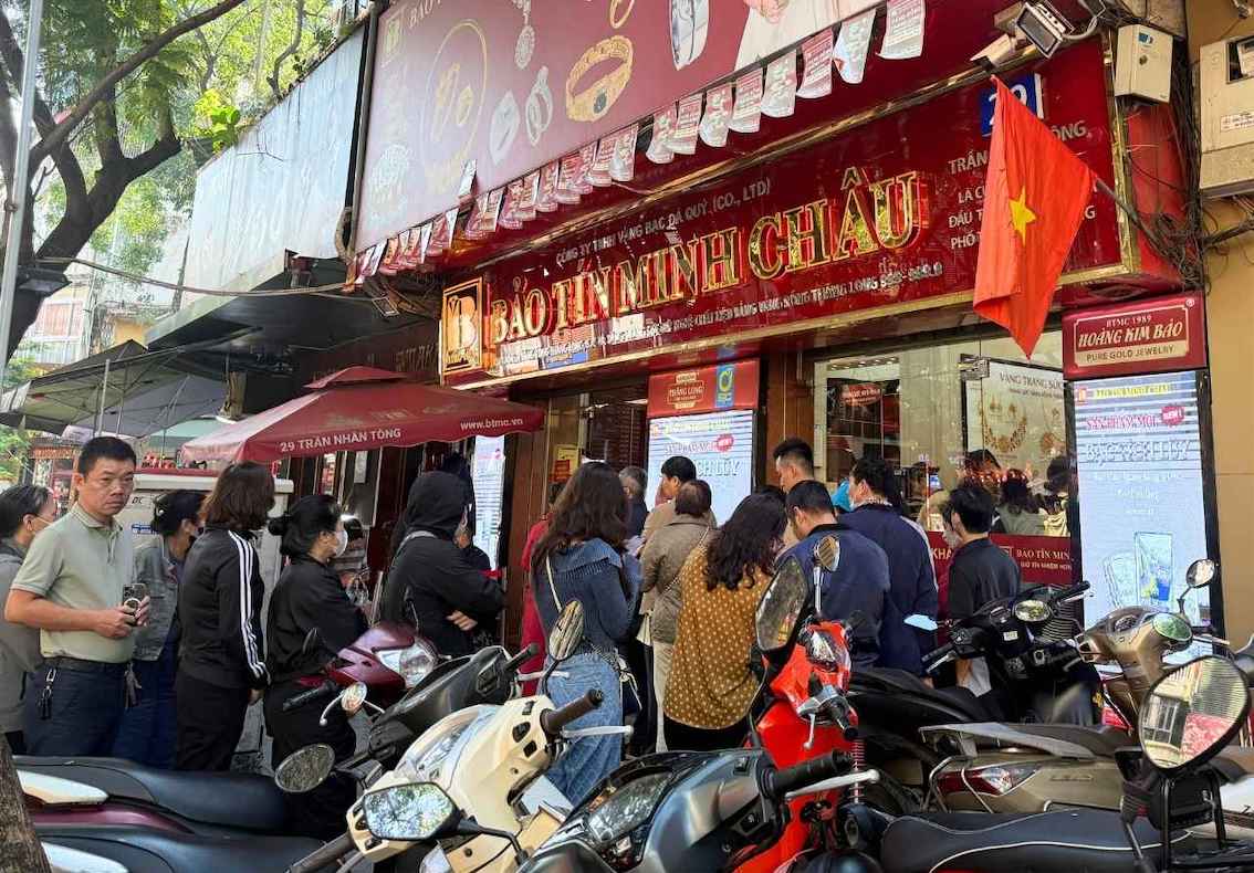 Sáng 15.11, nhiều người chờ đợi ở một cửa hàng vàng bạc đá quý tại Hà Nội để mua vàng nhẫn. Ảnh: Phương Anh  
