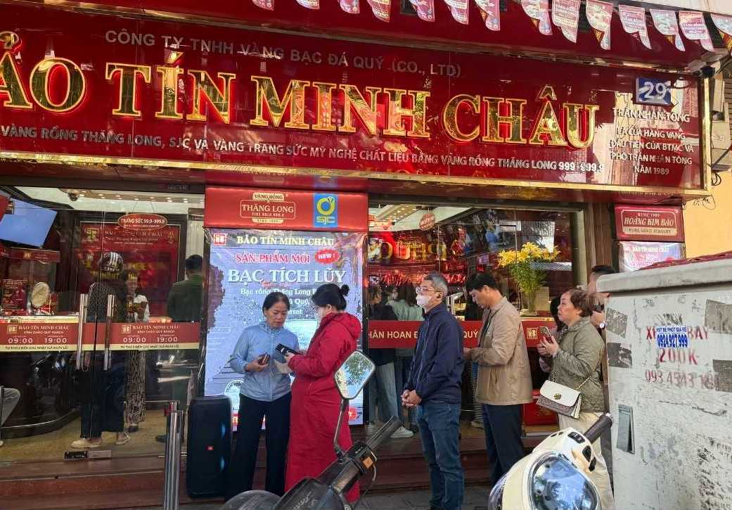 Nhiều tiệm vàng tấp nập khách chờ giao dịch. Ảnh: Phương Anh