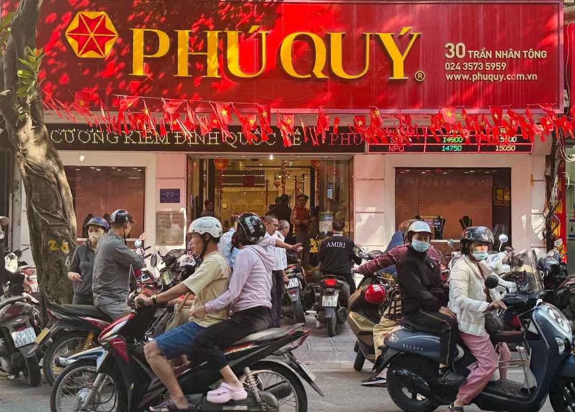 Nhiều người cho biết, rất khó mua vàng nhẫn tròn trơn 9999 tại các cửa hàng kinh doanh vàng vào thời điểm này. Ảnh: Phương Anh