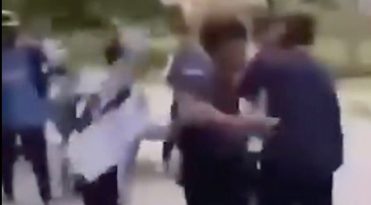 Clip bạo lực học đường ở Hưng Yên khiến nhiều người phẫn nộ. Ảnh: Cắt từ clip