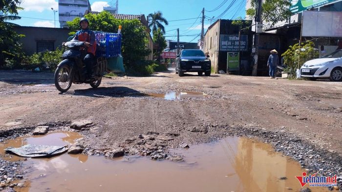 Nhiều năm qua, người dân liên tục kiến nghị về tình trạng xuống cấp của tuyến đường và đề nghị cơ quan chức năng triển khai sửa chữa, nhưng vẫn chưa nhận được phản hồi. Ảnh: Thiệu Vũ