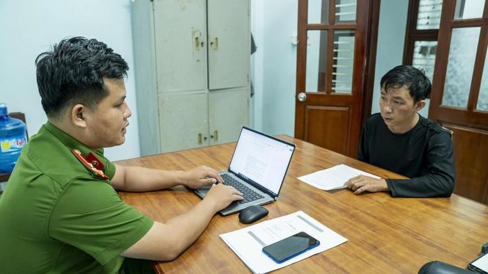 Công an phường Quy Nhơn lấy lời khai đối tượng Quốc.