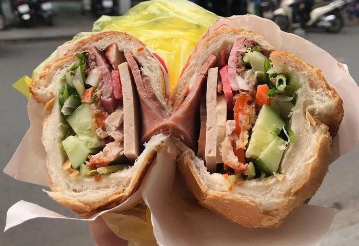  Tiệm bánh mì Cóc cô Bích đã bị tạm dừng hoạt động để phục vụ công tác kiểm tra và xét nghiệm mẫu thực phẩm, môi trường. Ảnh minh họa: Qui_ce. 