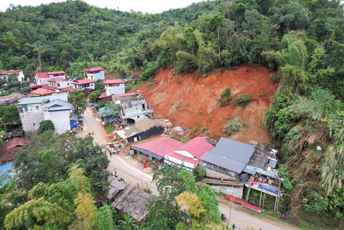 Khối lượng đất, đá lớn vẫn có nguy cơ tiếp tục sạt lở. Ảnh: Nguyễn Hoàn