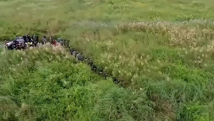 3 flycam cũng được huy động tìm kiếm nghi phạm ở bãi đất rộng khoảng 4 héc-ta. Ảnh: CA