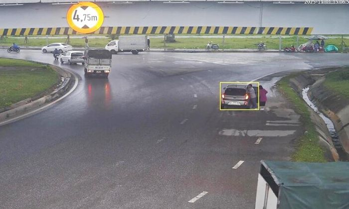 Ô tô dừng xe dưới gầm cầu vượt.