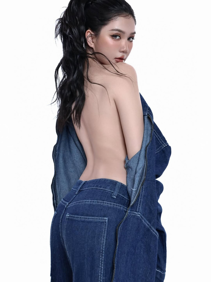 Ngọc Trinh phô trọn tấm lưng trần. Ảnh: IGNV