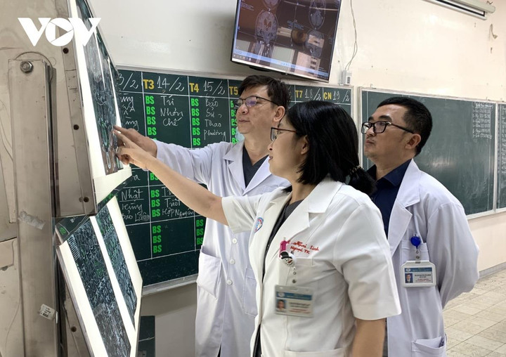 Bông hồng 'thép' của ngành phẫu thuật thần kinh - 2