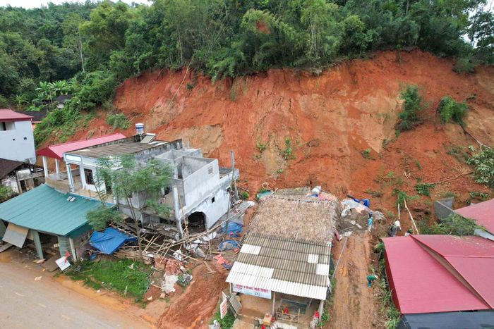 Ngay sau khi sự việc xảy ra, xã Chợ Rã đã khẩn trương đưa 5 hộ dân ra khỏi vùng nguy hiểm. Ảnh: Nguyễn Hoàn