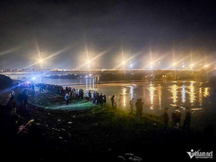 Rất đông người có mặt tại hiện trường theo dõi vụ việc. Ảnh: VietNamNet