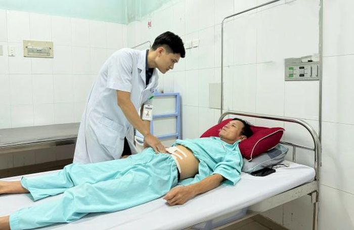 Bác sĩ Đa khoa Quảng Trị thăm khám một trường hợp sau phẩu thuật nội soi ruột thừa bị sự cố nhiễm khuẩn hiếm gặp.