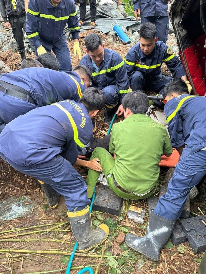 Cứu hộ phá cabin giải cứu 3 người trong vụ lật xe tải ở dốc Cun. Ảnh: Công an Phú Thọ