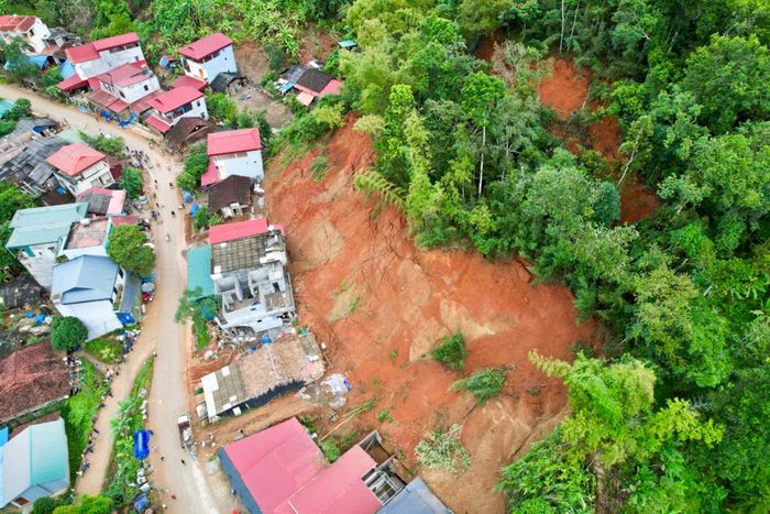 Đất, đá từ trên cao bất ngờ sạt lở, làm hư hỏng tường nhà, công trình phụ và tài sản, đồng thời đe dọa trực tiếp đến tính mạng của 5 hộ dân trong khu vực. Ảnh: Nguyễn Hoàn
