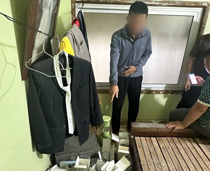 Đối tượng Vũ Hoàng Anh cùng tang vật.