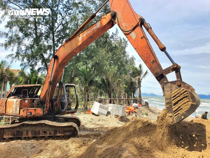 Theo Thượng tá Nguyễn Hoàng, đơn vị đã huy động tối đa lực lượng và phương tiện gồm xe múc, xe tải, cuốc xẻng, bao cát, vải địa và các khối bêtông đúc sẵn để gia cố, chèn chống các đoạn sạt lở nghiêm trọng, xung yếu.