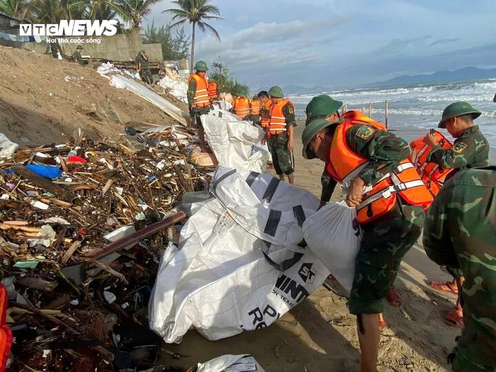 Việc "vá" những đoạn bờ biển bị xói lở nặng đang được triển khai một cách khẩn trương.