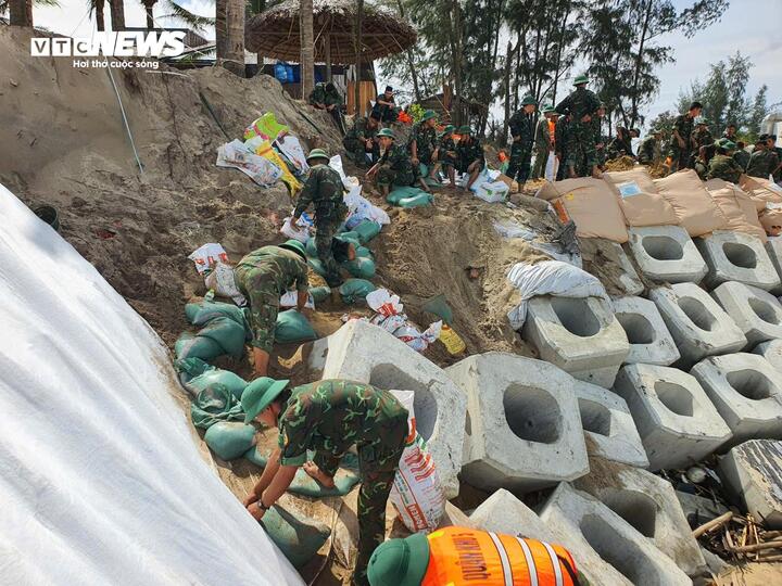 Các lực lượng đang chạy đua thời gian để "vá" bờ biển Hội An nhằm chống chọi với sức công phá dữ dội của sóng biển khi bão số 13 đổ bộ.