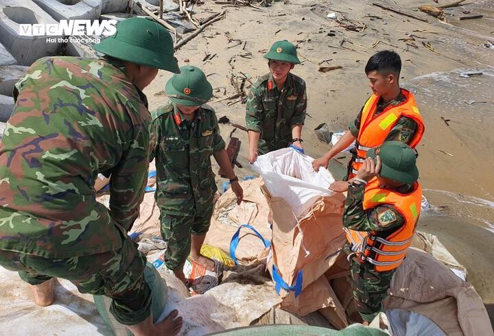 Thượng tá Nguyễn Hoàng, Phó Chỉ huy trưởng Bộ Chỉ huy Quân sự TP Đà Nẵng, cho biết trước tình hình sạt lở nghiêm trọng tại bờ biển phường Hội An Tây, đơn vị đã huy động 560 chiến sĩ gồm lực lượng của Bộ Chỉ huy Quân sự Đà Nẵng và Quân khu 5 triển khai gia cố bờ biển tại 3 địa điểm.
