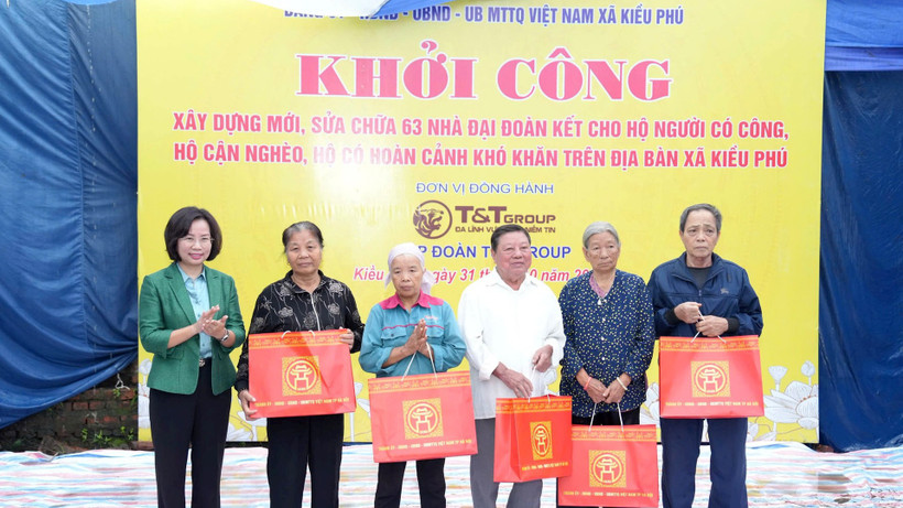 Lãnh đạo Mặt trận Tổ quốc thành phố Hà Nội tặng quà các gia đình khó khăn tại thôn Cấn Thượng, xã Kiều Phú, Hà Nội, tháng 10/2025. (Ảnh: hanoi.gov.vn)