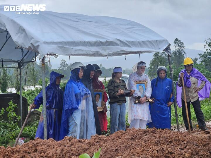 Bà con chòm xóm xót thương trước sự ra đi ngột ngột của hai vợ chồng.