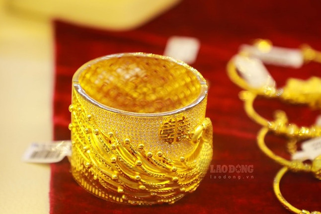 Ngày 3.11, UBS từng cho rằng đợt điều chỉnh hiện tại của thị trường vàng chỉ mang tính tạm thời, và họ dự báo một kịch bản tích cực khi căng thẳng địa chính trị hoặc rủi ro thị trường gia tăng có thể đẩy giá vàng lên tới 4.700 USD/ounce. Ảnh: Phan Anh