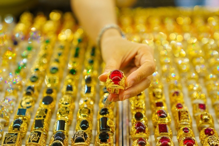 Giá vàng hôm nay 28/12/2025: Gia tăng tích trữ, vàng còn nóng rực - 1