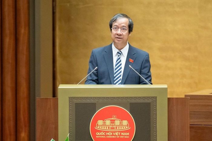  Bộ trưởng Giáo dục và Đào tạo Nguyễn Kim Sơn trình Quốc hội 3 dự án luật sửa đổi liên quan giáo dục sáng 10/12. Ảnh: Quochoi.vn.