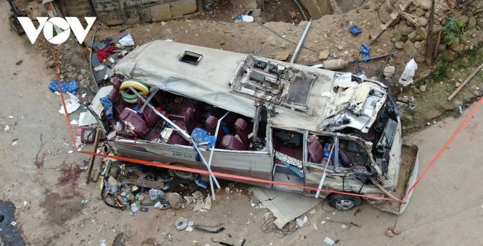 Khi đi qua đỉnh dốc và xuống đoạn dốc dài cong cua thì xe lao nhanh do hệ thống phanh đột ngột mất hiệu lực, sau đó trôi tự do đâm vào hộ lan và bị lật ngược.